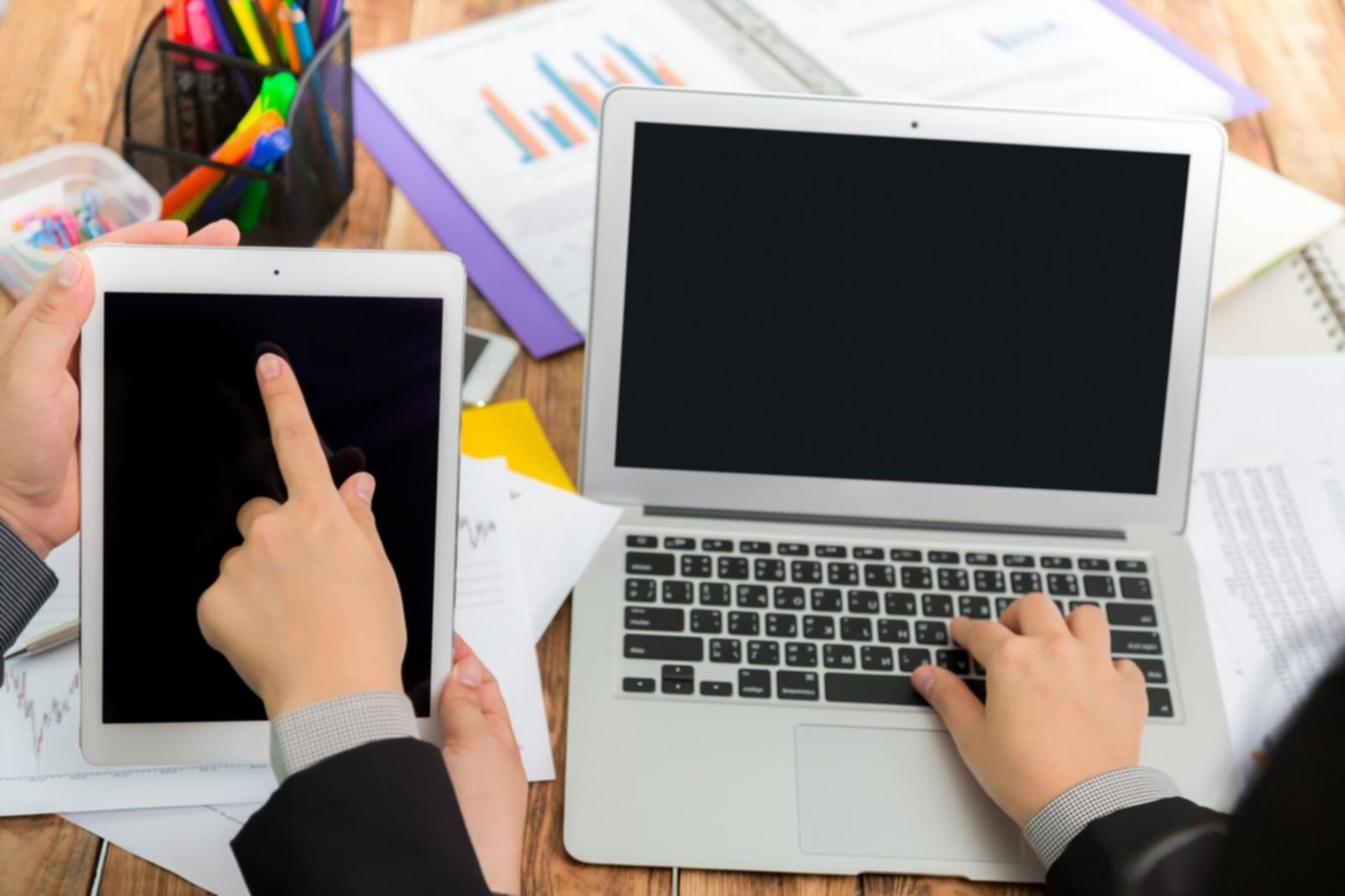 Profesional revisando informes de personal