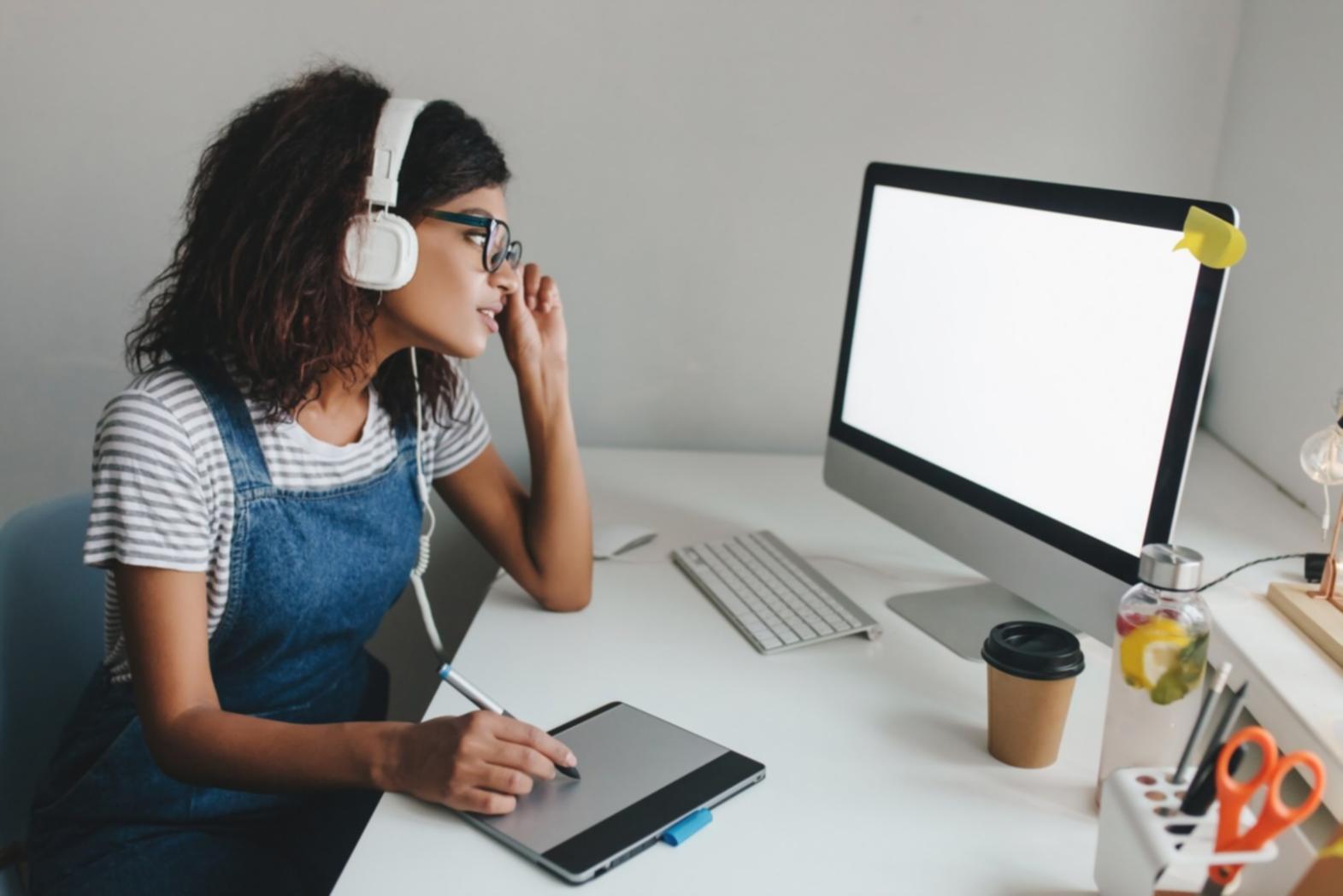 Equipo de trabajo revisando métricas de personal