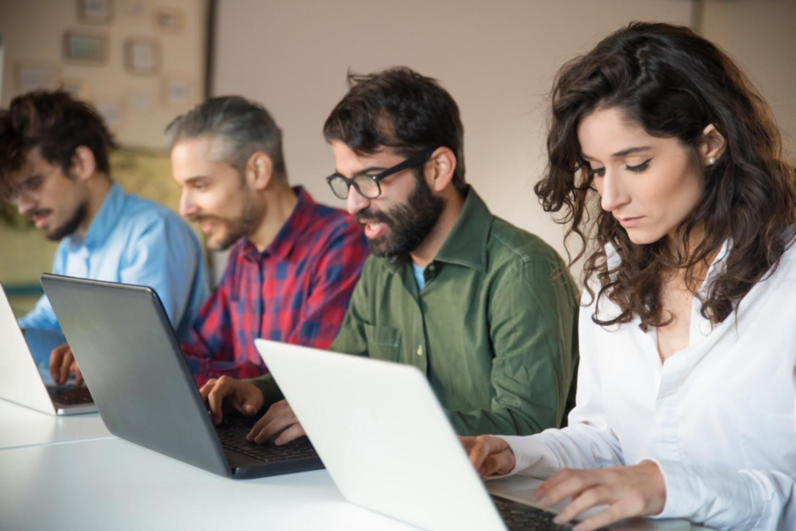 Equipo trabajando en análisis financiero